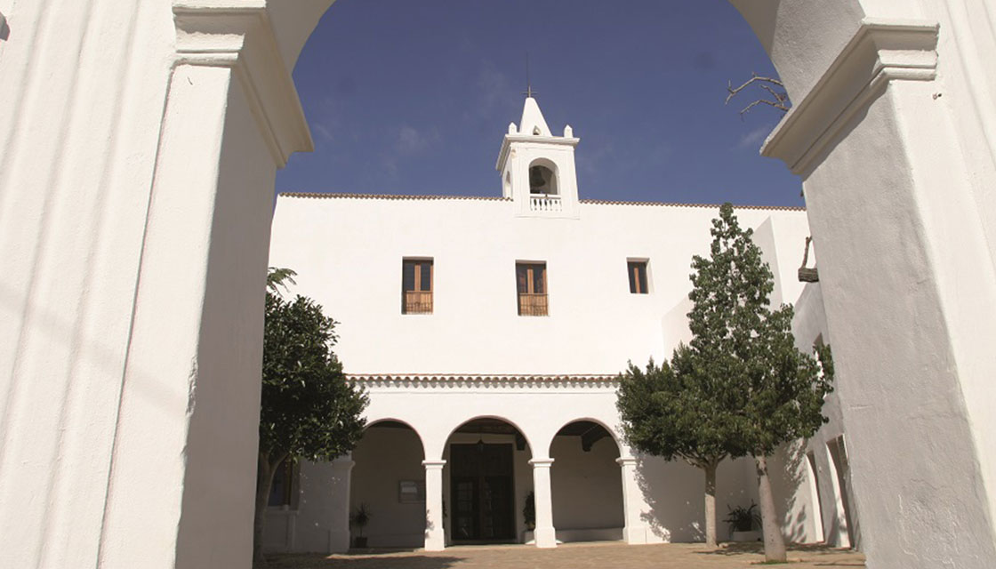 El patio de la entrada de la iglesia es muy amplio y lo precede un imponente arco clásico Iglesia San Miguel Ibiza 02